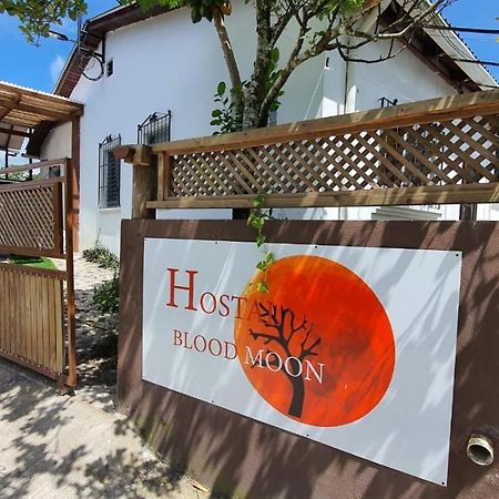 Hostal Blood Moon Рио Дулсе Екстериор снимка